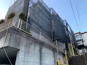 横浜市南区にて雨漏り修理に伴う外壁塗装メッシュシート貼り