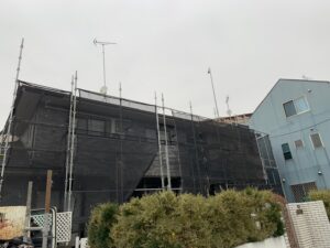 横浜市旭区にて屋根修理＆外壁塗装着工足場組