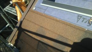 横浜市青葉区　屋根修理　下屋根のディプロマットスター葺き　カバー工法