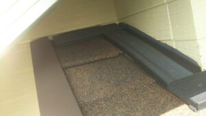横浜市青葉区　屋根修理　下屋根の貫板取り付け　カバー工法
