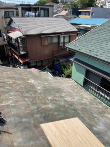 横浜市中区　雨漏り修理　既存の屋根材の取り外し　葺き替え工事