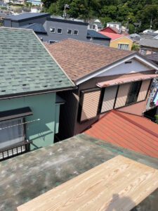 横浜市中区　雨漏り修理　既存の屋根材の取り外し　葺き替え工事２