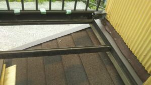横浜市中区　雨漏り修理　下屋根　ディプロマットスター葺き　葺き替え工事２