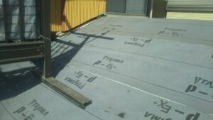 横浜市中区　雨漏り修理　下屋根　ルーフィング貼り付け　葺き替え工事２