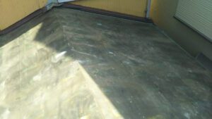 横浜市中区　雨漏り修理　下屋根　既存の屋根材の取り外し　葺き替え工事