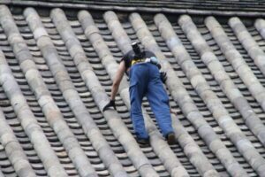 屋根修理のDIYはNG！？高所作業の危険性について解説
