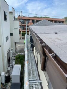 横浜市戸塚区の雨漏り修理・屋根修理　雨樋取り付けの様子