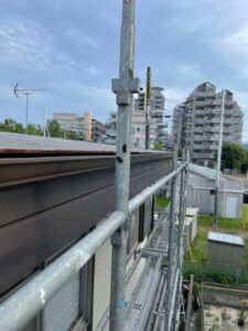 横浜市戸塚区の雨漏り修理・屋根修理　雨樋取り付けの様子