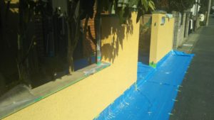 玄関前塀塗装：中塗り