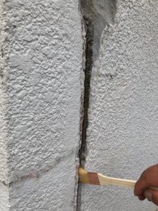 外構モルタル塀のクラック補修プライマー塗装