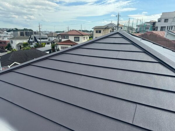 横浜市港北区にて雨漏り修理・屋根修理〈スーパーガルテクトへの葺き替え工事〉 施工後