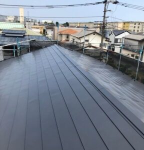 茅ヶ崎市にて屋根修理〈カビや苔が目立つスレート屋根をカバー工法〉 施工後