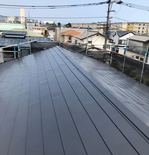 茅ヶ崎市にて屋根修理〈カビや苔が目立つスレート屋根をカバー工法〉 施工後