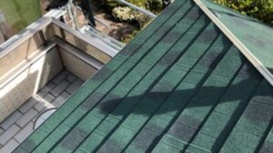 横浜市旭区にて劣化した屋根からの雨漏り修理〈カバー工法、コーキング打ち直し〉