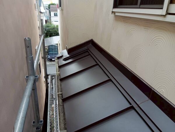 横浜市港北区にて雨漏り修理〈下屋根からの雨漏り・葺き替え工事〉 施工後